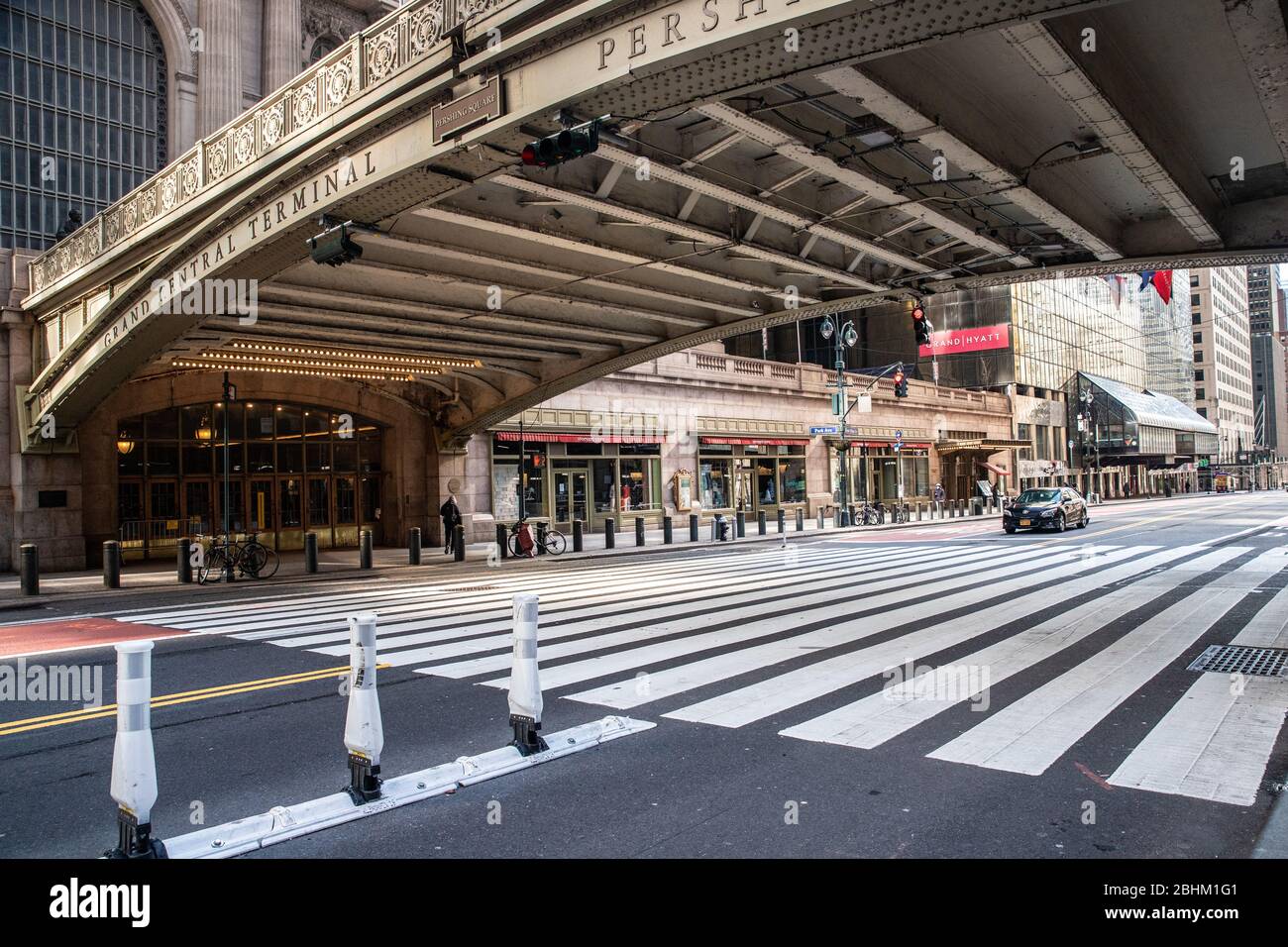 NEW YORK CITY - 19. APRIL 2020: Blick auf die leere Straße am Grand Central Terminal in Manhattan während der Sperrung der Coronavirus-Pandemie Covid-19. Stockfoto