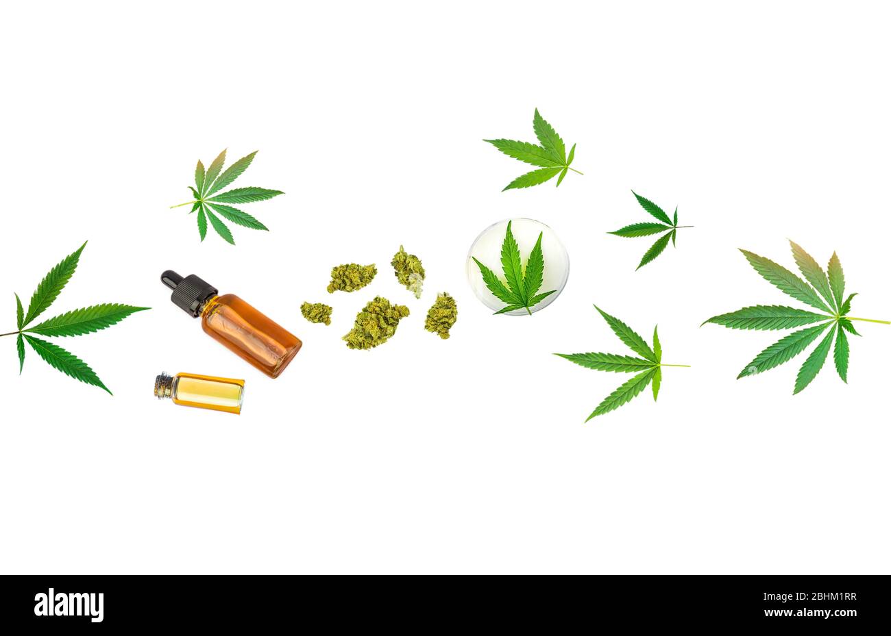 Verschiedene medizinische Cannabisprodukte CBD- und THC-Öle Lotion auf Blütenknospen auf Weiß isoliert Stockfoto