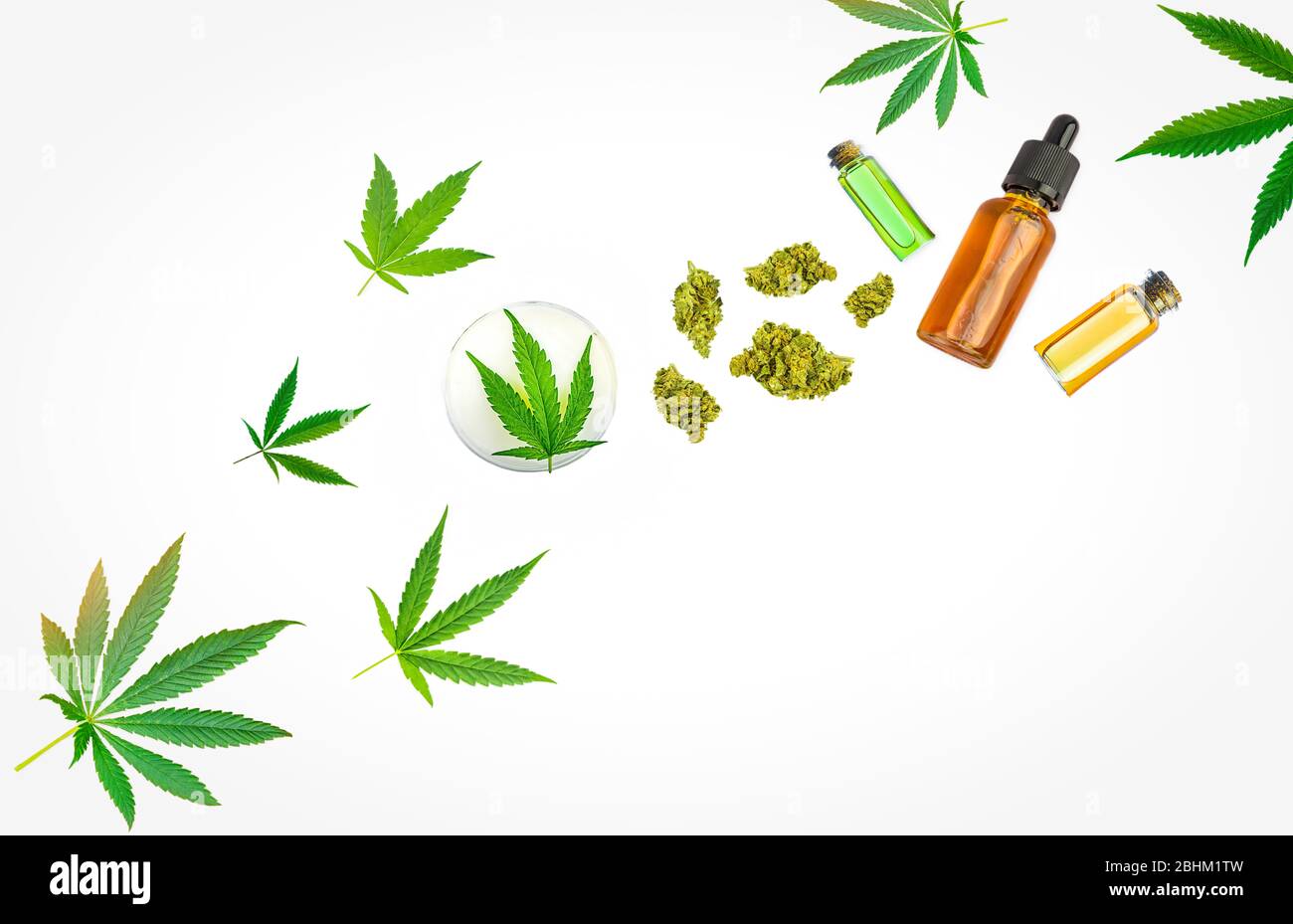 Verschiedene medizinische Cannabisprodukte CBD- und THC-Öle Lotion auf Blütenknospen auf Weiß isoliert Stockfoto