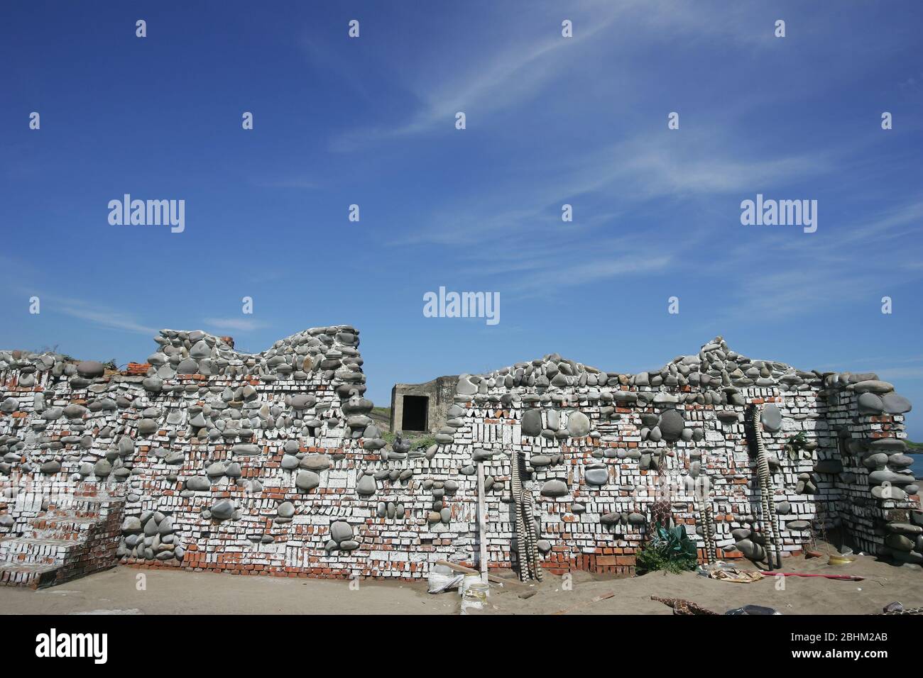 Steinruine Gebäude am Laomei Beach in Shimen, Taiwan Stockfoto