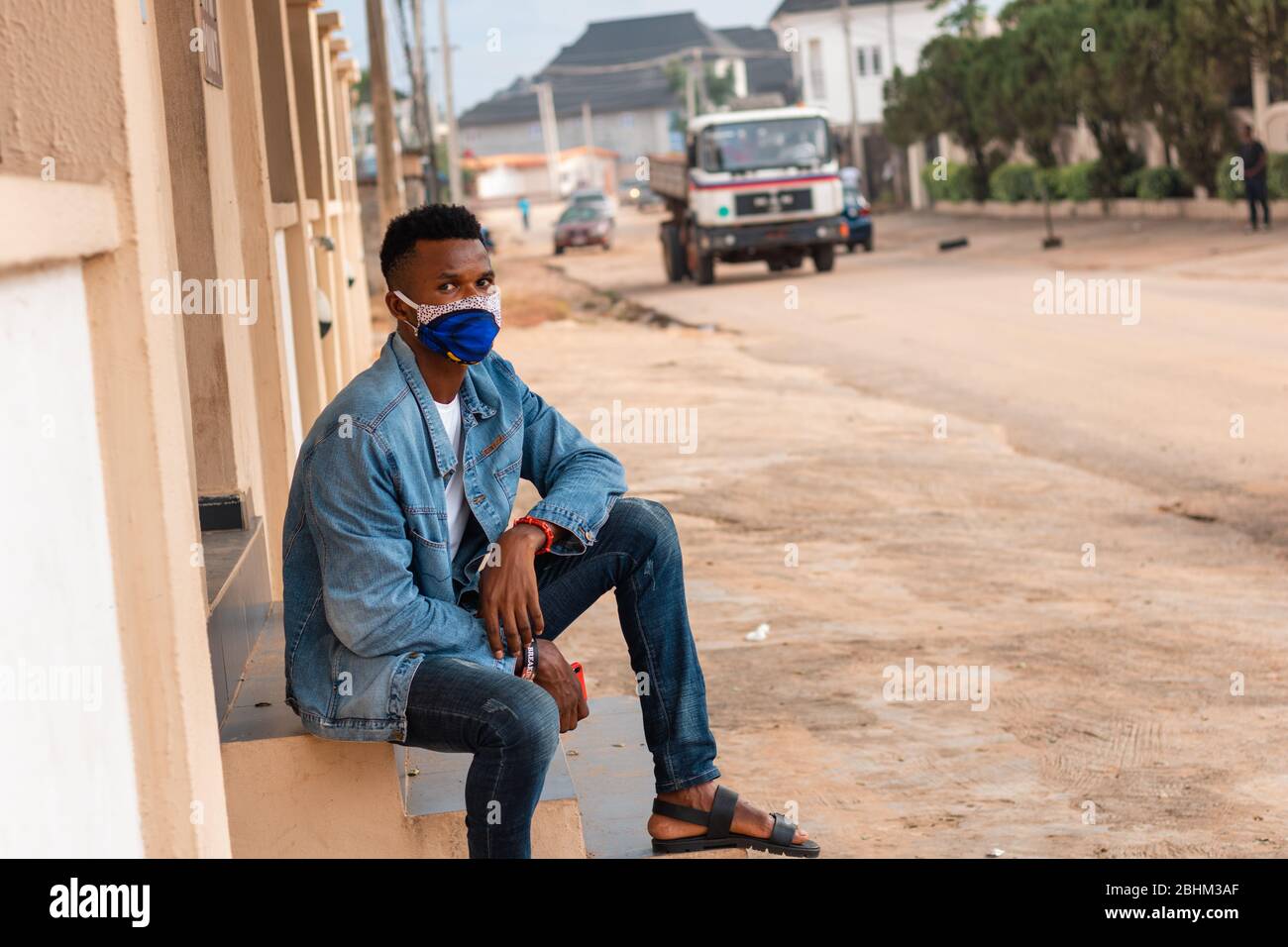 Afrikaner Gesicht Maske Schutz gegen Conora Virus AKA COVID19 Stockfoto