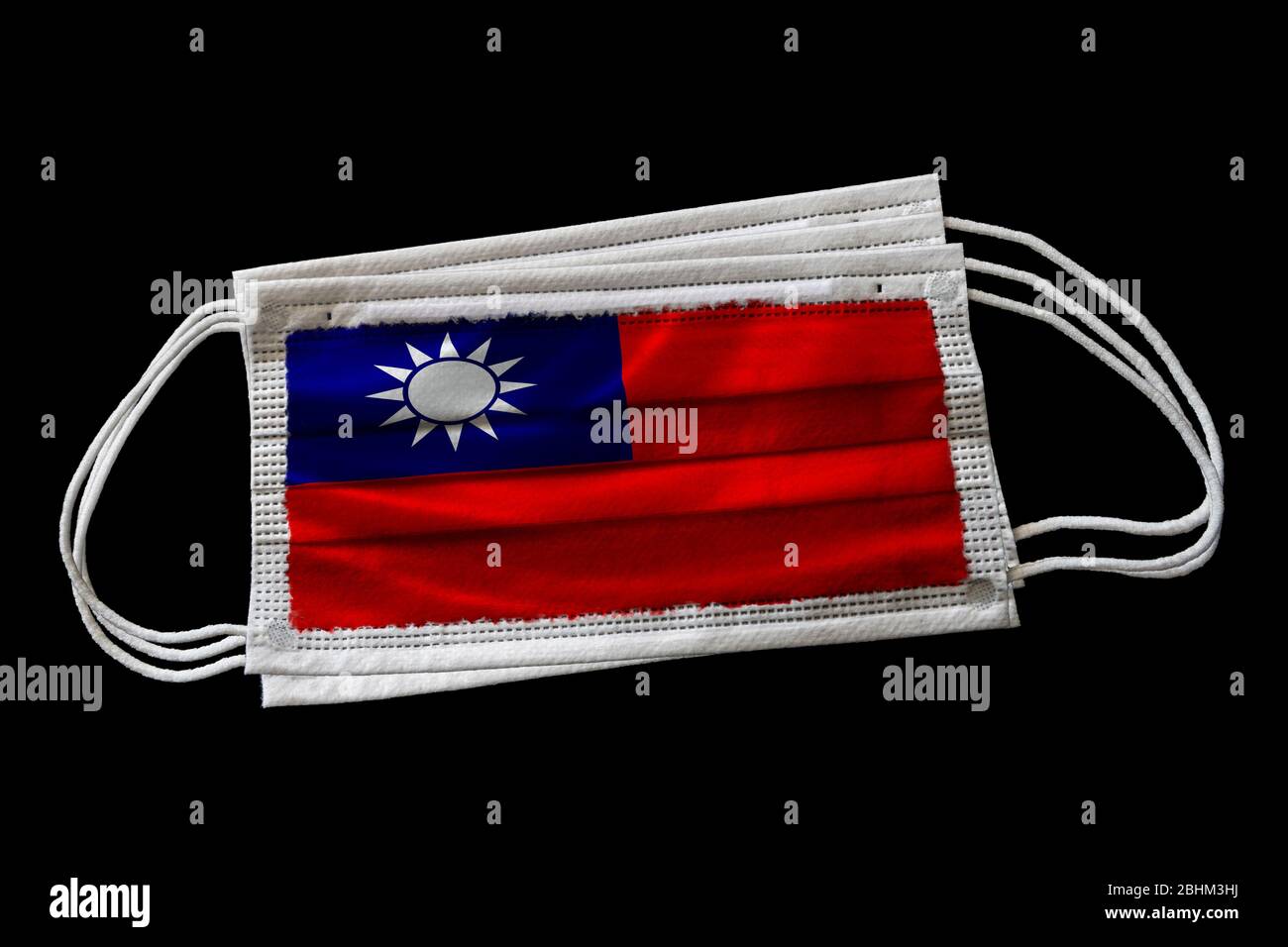 Mehrere chirurgische Gesichtsmasken mit Taiwan-Flagge gedruckt. Isoliert auf schwarzem Hintergrund. Konzept der Gesichtsmaske Verwendung in der taiwanesischen Bemühungen, Covi zu bekämpfen Stockfoto