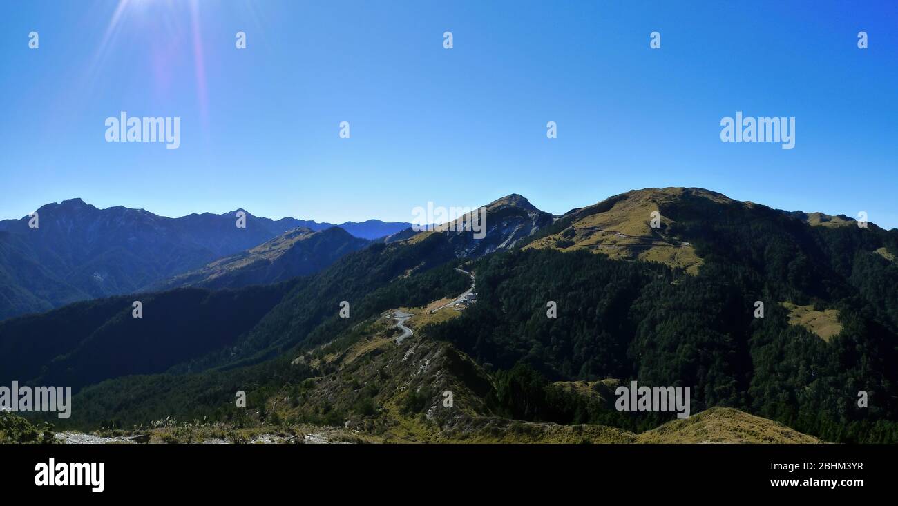 Sonnige Aussicht auf den Hechuan North Peak Trail in Nantou, Taiwan Stockfoto