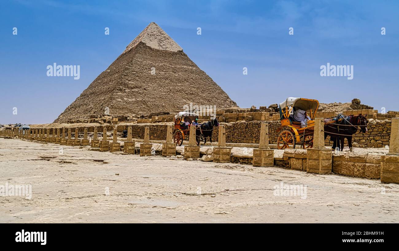 Pferdekutschen vor der Pyramide von Khafre Stockfoto