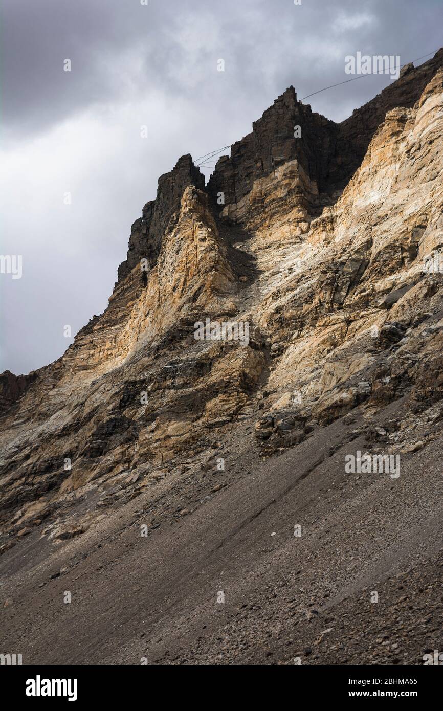 Die riesigen felsigen Klippen, die das Gletschertal am Fuße des Mt. Everest Stockfoto