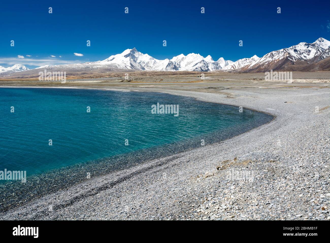 Die Ufer des Peiku-Sees, direkt unter der Schneelinie des Himalaya, Tibet Stockfoto
