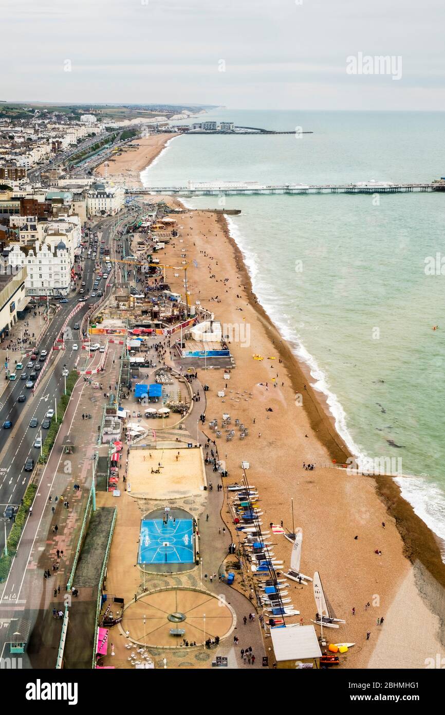 Luftaufnahme der Strandpromenade von Brighton vom Aussichtsturm BA i360, Brighton, East Sussex, England, GB, Großbritannien Stockfoto