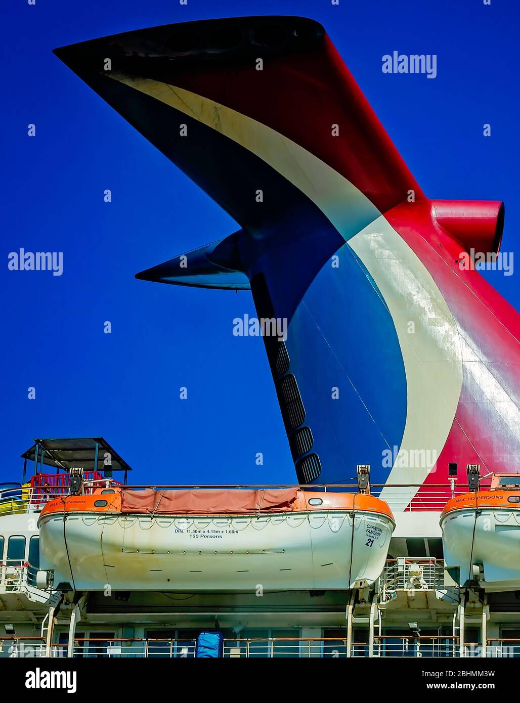 Der Wal-Schwanz-Trichter und Rettungsboote des Carnival Fantasy Kreuzfahrtschiffes werden am Alabama Cruise Terminal, 24. April 2020, in Mobile, Alabama, abgebildet. Stockfoto