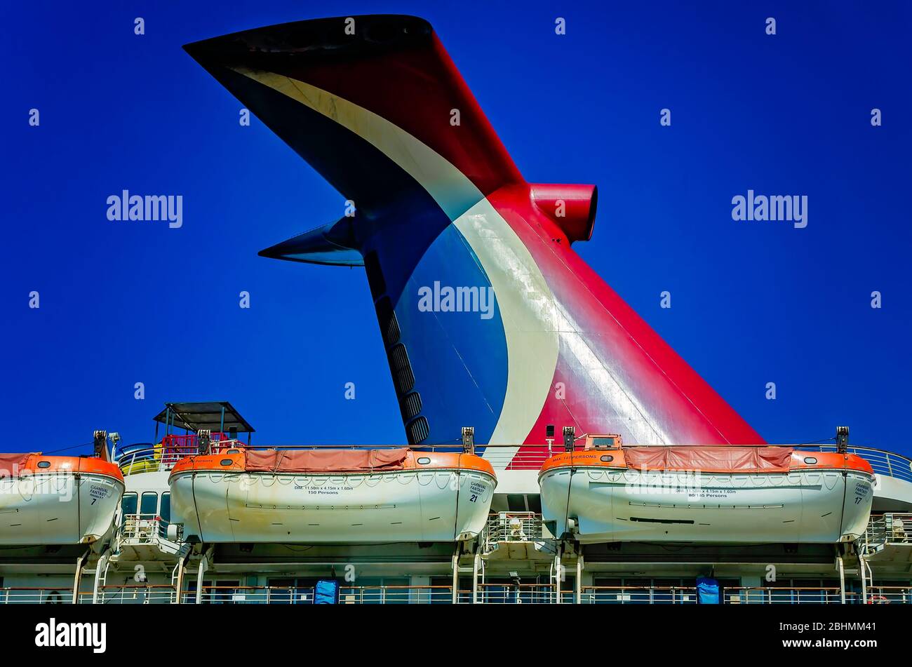 Der Wal-Schwanz-Trichter und Rettungsboote des Carnival Fantasy Kreuzfahrtschiffes werden am Alabama Cruise Terminal, 24. April 2020, in Mobile, Alabama, abgebildet. Stockfoto