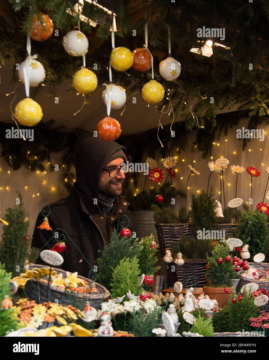 Bunte Ornamente und Geschenke zum Verkauf auf den Weihnachtsmärkten in Wien, Auastria Stockfoto