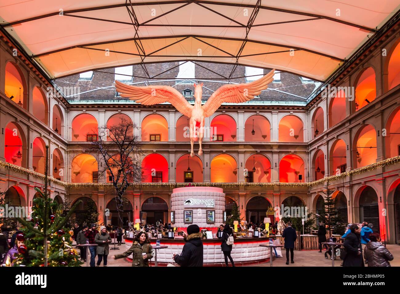 Wien, Österreich - 16. Dezember 2019: Weihnachtseinkäufer finden auf dem kleinen Weihnachtsmarkt Advent in der Stallburg einzigartige Geschenke. Stockfoto