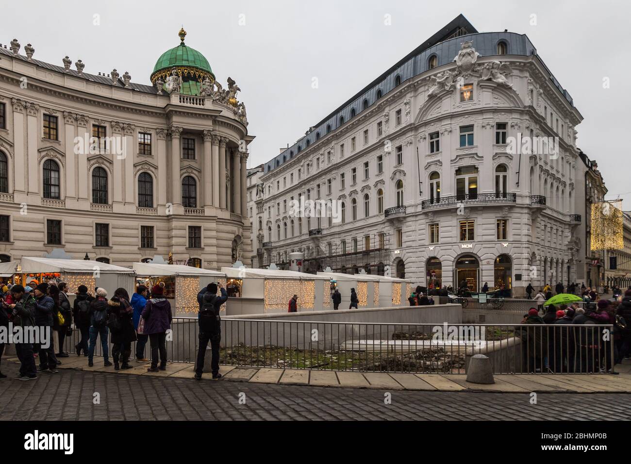 Wien, Österreich - 16. Dezember 2019: Künstler und Händler verkaufen auf den Weihnachtsmärkten in Wien schöne Geschenke an Einkäufer. Stockfoto