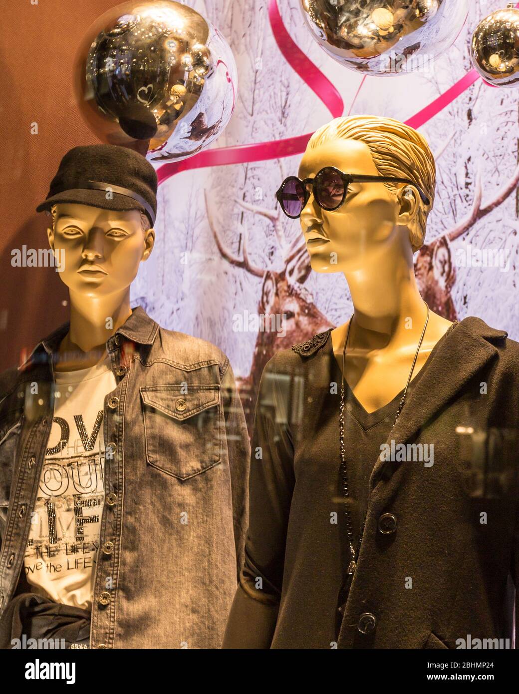 Schaufensterpuppen zieren ein Schaufenster in einer gehobenen Boutique in Wien, Österreich. Stockfoto