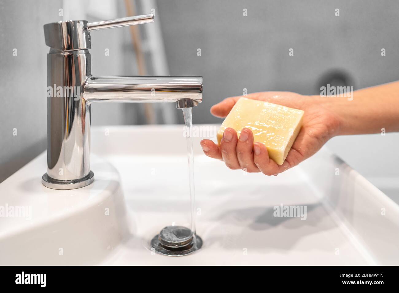 Corona Virus Händewaschen mit Seifenstück zu Hause COVID-19 Prävention. Handhygiene bei Ausbruch des Coronavirus. Schutz durch Handwäsche. Stockfoto