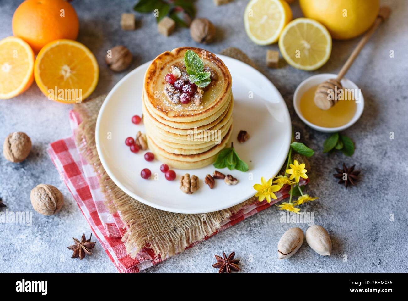 Köstliche frische schöne Pfannkuchen mit Zitrushonig und Marmelade ...