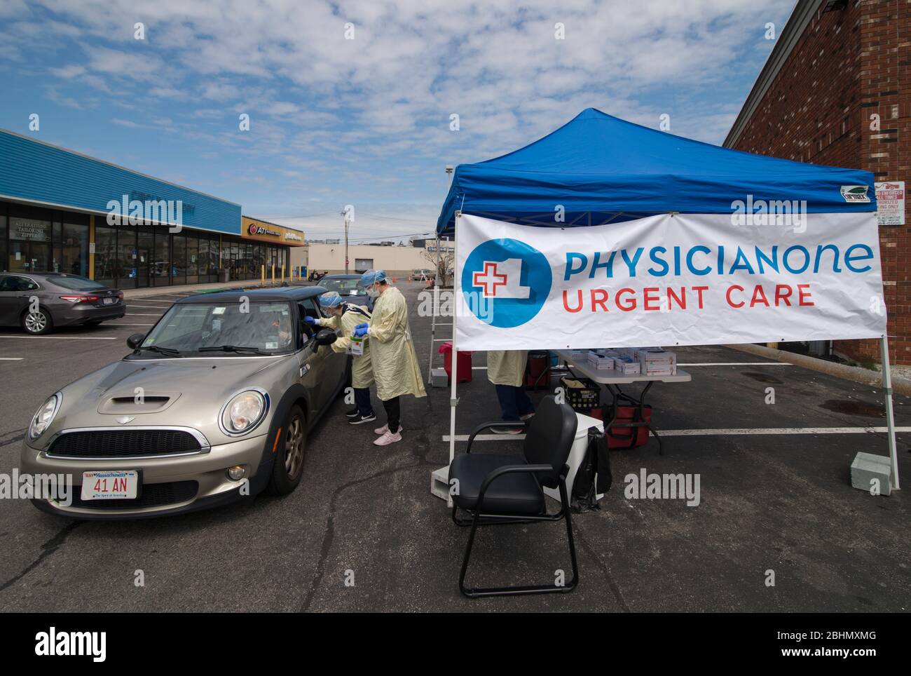 Fahren Sie durch die COVID-19-Tests, Medford, Massachusetts, USA. 25. April 2020. Medizinische Techniker, die während der PhysicianOne Urgent Care einen Nasenabstrich einnehmen, fahren COVID-19-Tests nach oben. Stockfoto