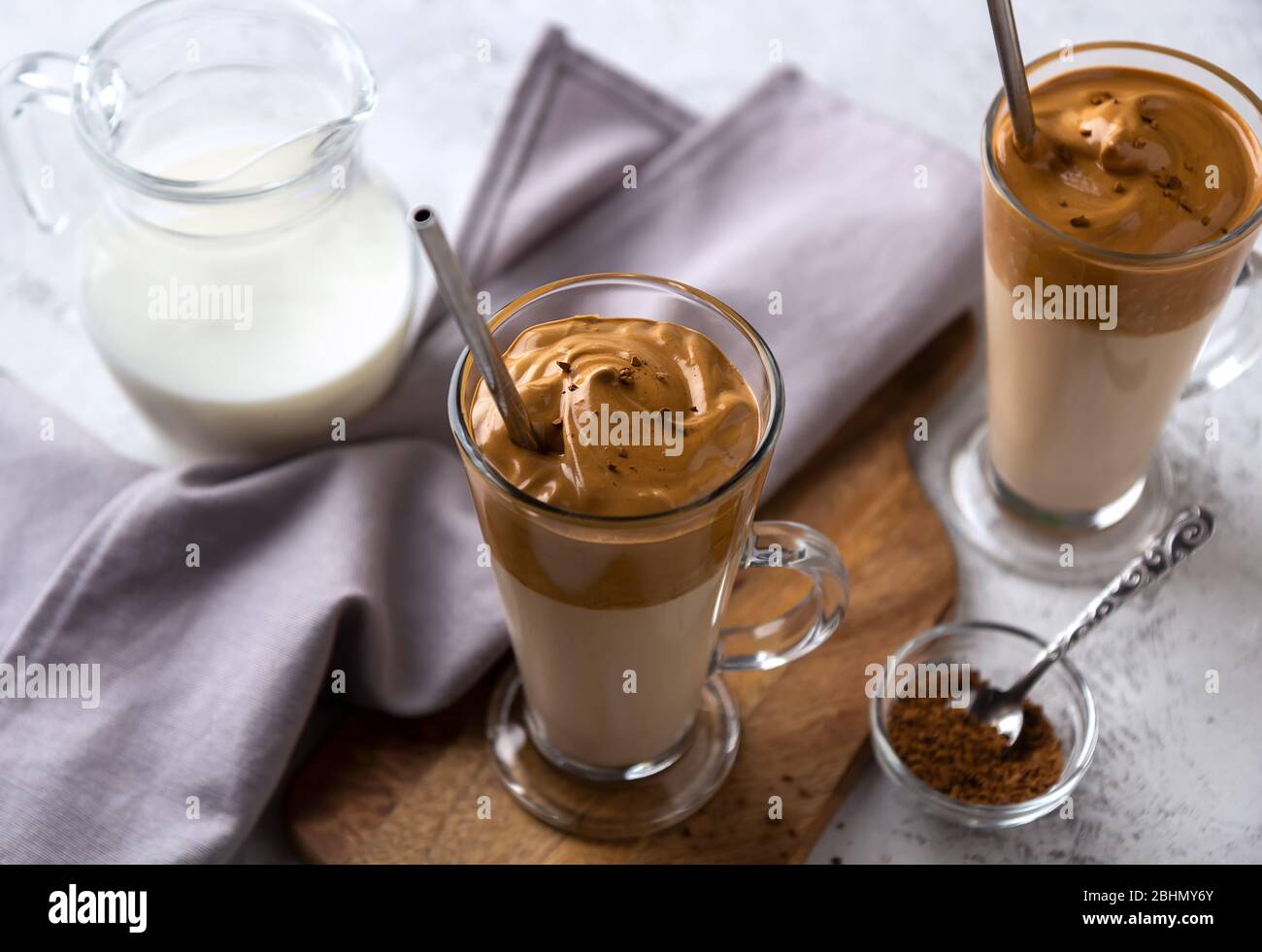 Koreanischer Dalgon-Kaffee mit Milch und Instant-Kaffee auf einem hellen Hintergrund. Selektiver Fokus Stockfoto
