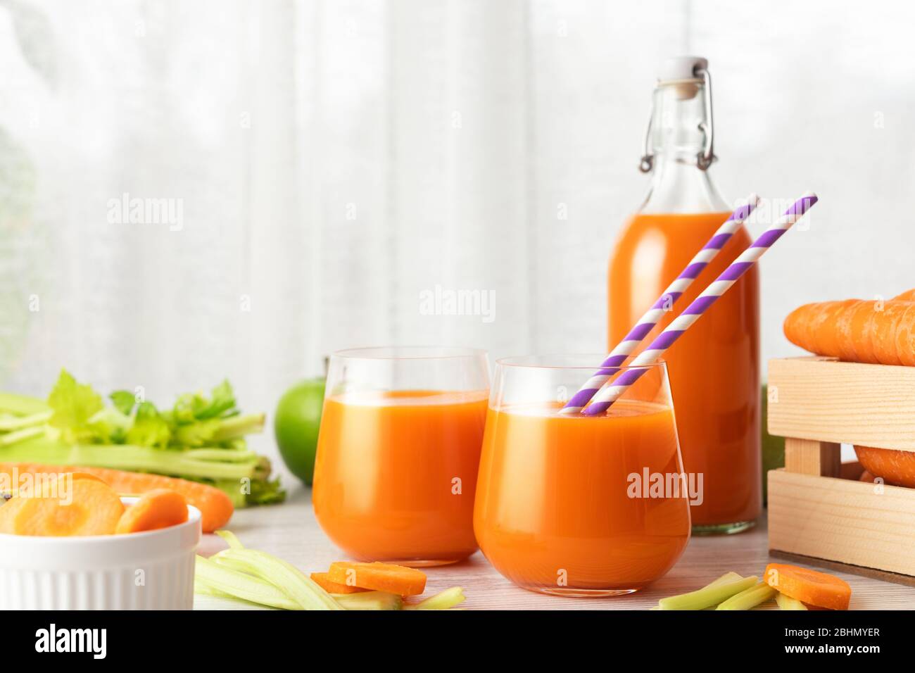 Karottensaft und grüner Sellerie auf dem Tisch. Ernährung, gesunde Ernährung, Lebensmittel und Gewichtsverlust Konzept. Stockfoto