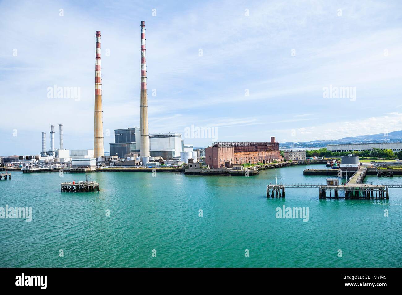 Alte Schornsteine am Pool Beg, Dublin Stockfoto