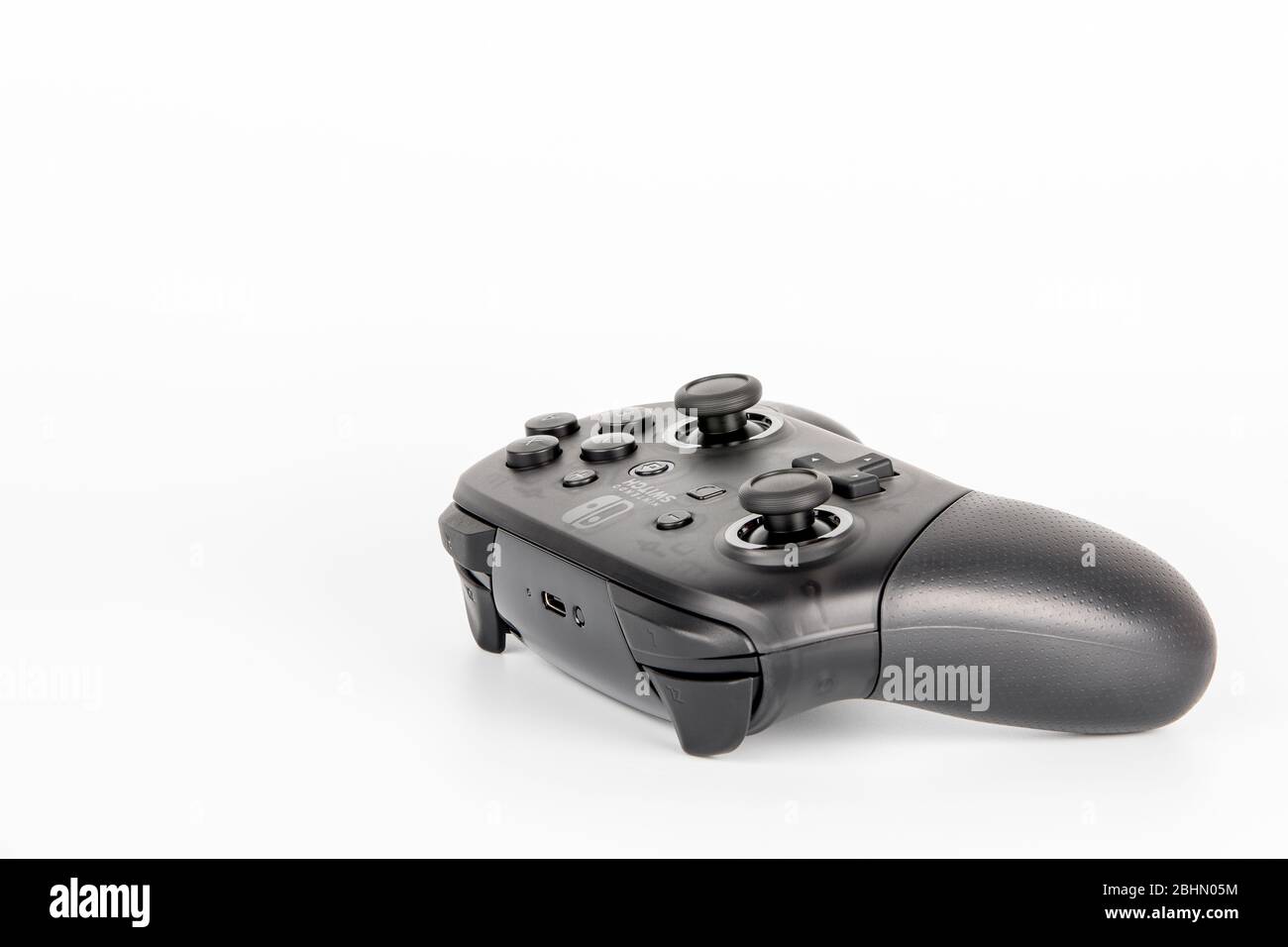 Riga, Lettland - April 24 ,2020: Nintendo Pro Controller für Nintendo Switch, schwarze Konsole für Spieler auf weiß Stockfoto