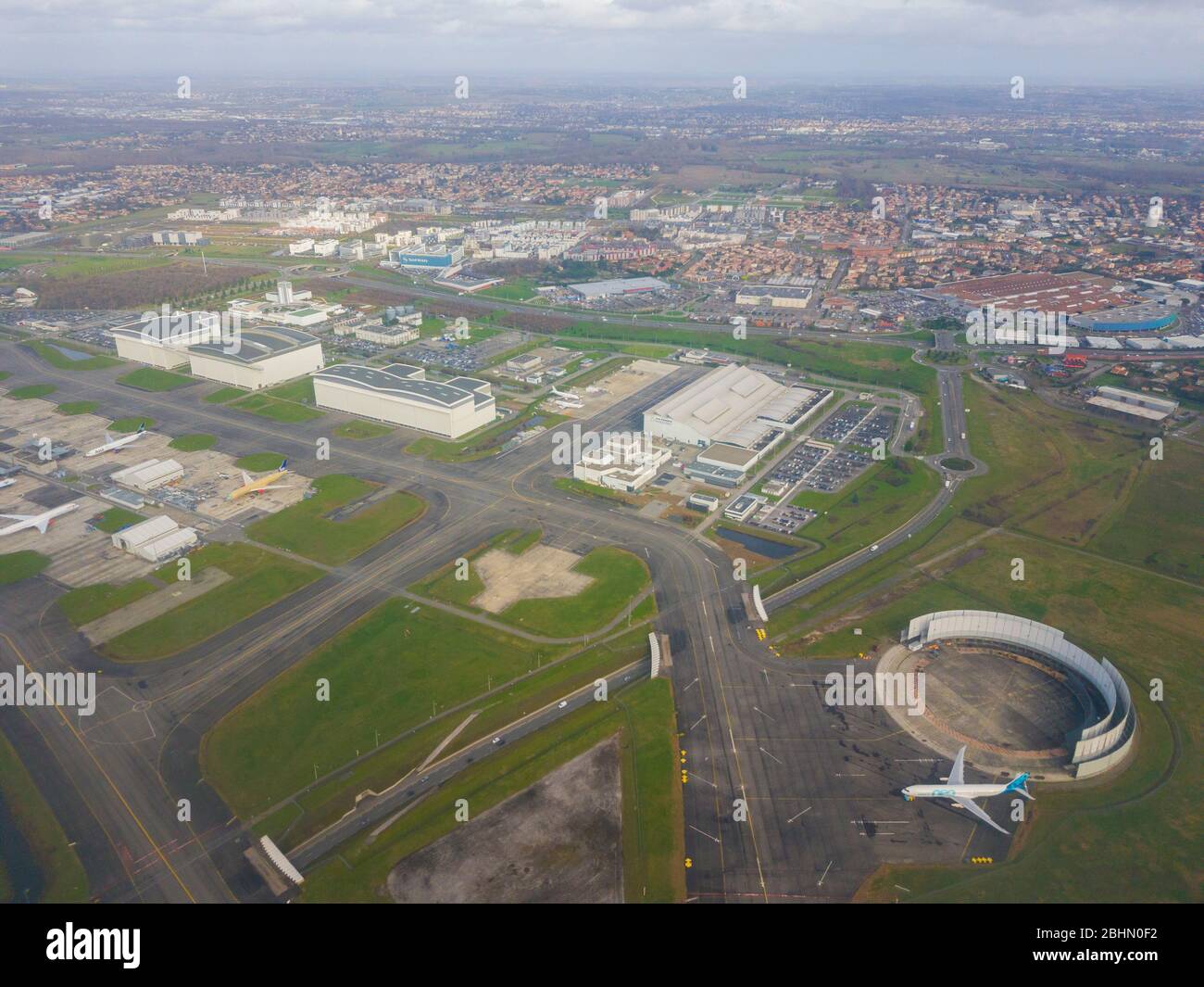 Frankreich, Haute-Garonne (31), Blagnac, Flughafen Toulouse-Blagnac, ZAC Aeroconstellation, wo die Montageanlage für Airbus-Flugzeuge (Luftaufnahme) Stockfoto