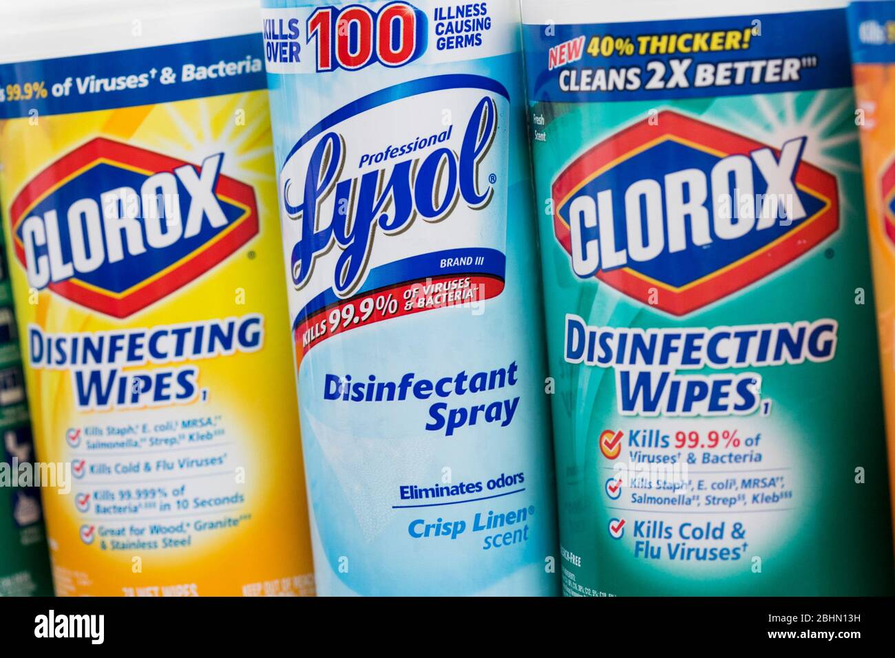 Eine Gruppe von Clorox und Lysol Desinfektionsmittel für ein Foto angeordnet. Stockfoto