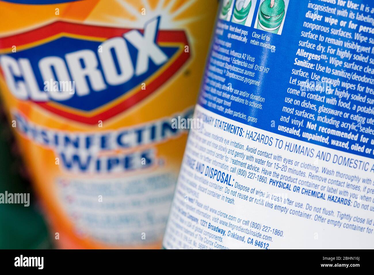 Eine Gruppe von Clorox Desinfektionsmitteln mit einer Warnung, dass sie 'Gefahren für den Menschen' sind, für ein Foto angeordnet. Stockfoto
