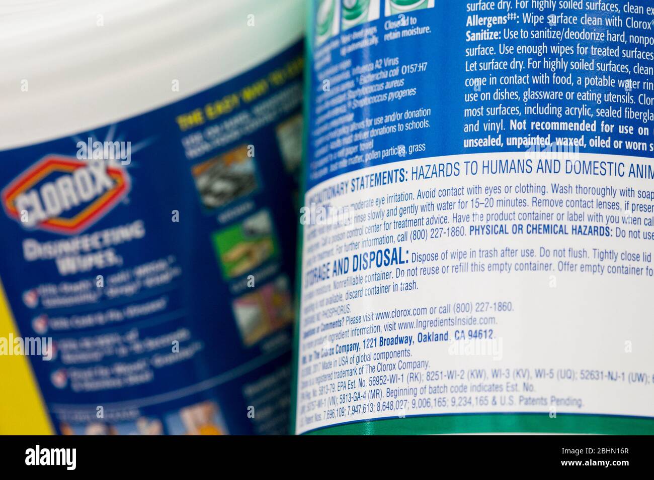 Eine Gruppe von Clorox Desinfektionsmitteln mit einer Warnung, dass sie 'Gefahren für den Menschen' sind, für ein Foto angeordnet. Stockfoto
