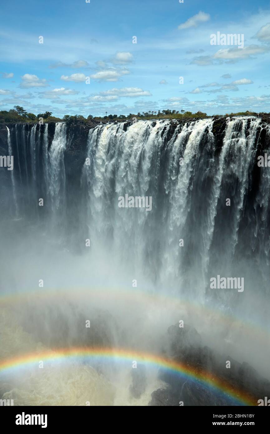 Victoria Falls oder "mosi-oa-Tunya" (der Rauch, der donnert), und Regenbogen, Zambezi River, Simbabwe / Zambia Grenze, Südafrika Stockfoto