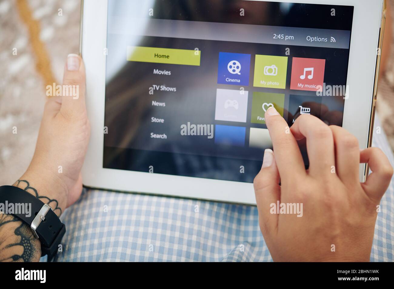 Frau mit Smart-tv-Anwendung auf Tablet-Computer und die Wahl, was zu sehen Stockfoto