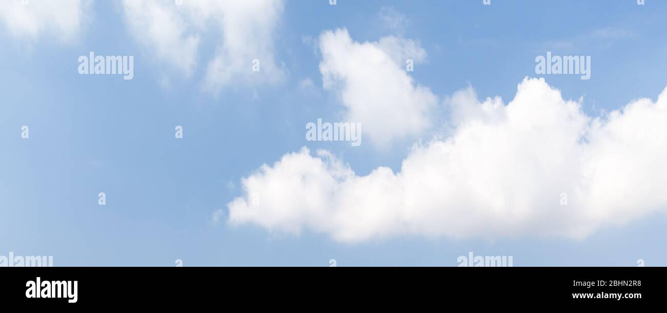 Blauer Himmel mit weißen Wolken am Tag, natürliches Panorama-Foto Hintergrund Stockfoto