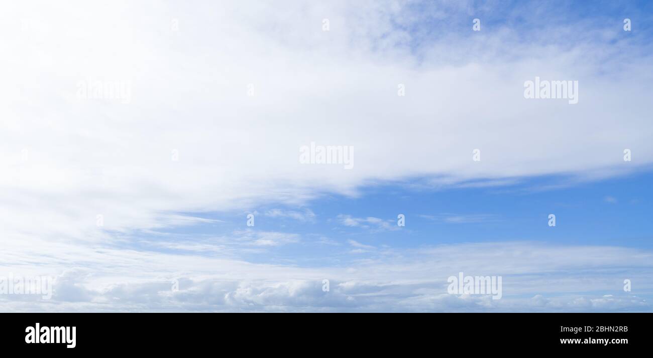 Wolken am blauen Himmel tagsüber. Natürliches Panorama-Hintergrund Foto Stockfoto