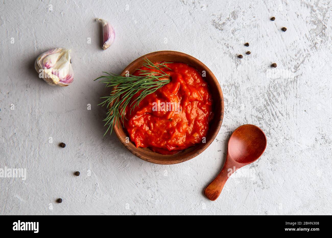 Balkan Snack von Paprika Ajvar auf einem leichten Hintergrund. Blick von oben Stockfoto