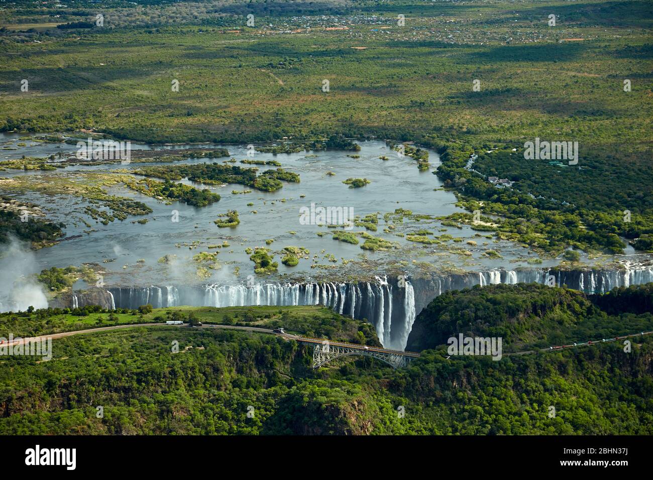 Victoria Falls oder "mosi-oa-Tunya" (der Rauch, der donnert) und Zambezi River, Simbabwe / Zambia Grenze, Südafrika - Luft Stockfoto