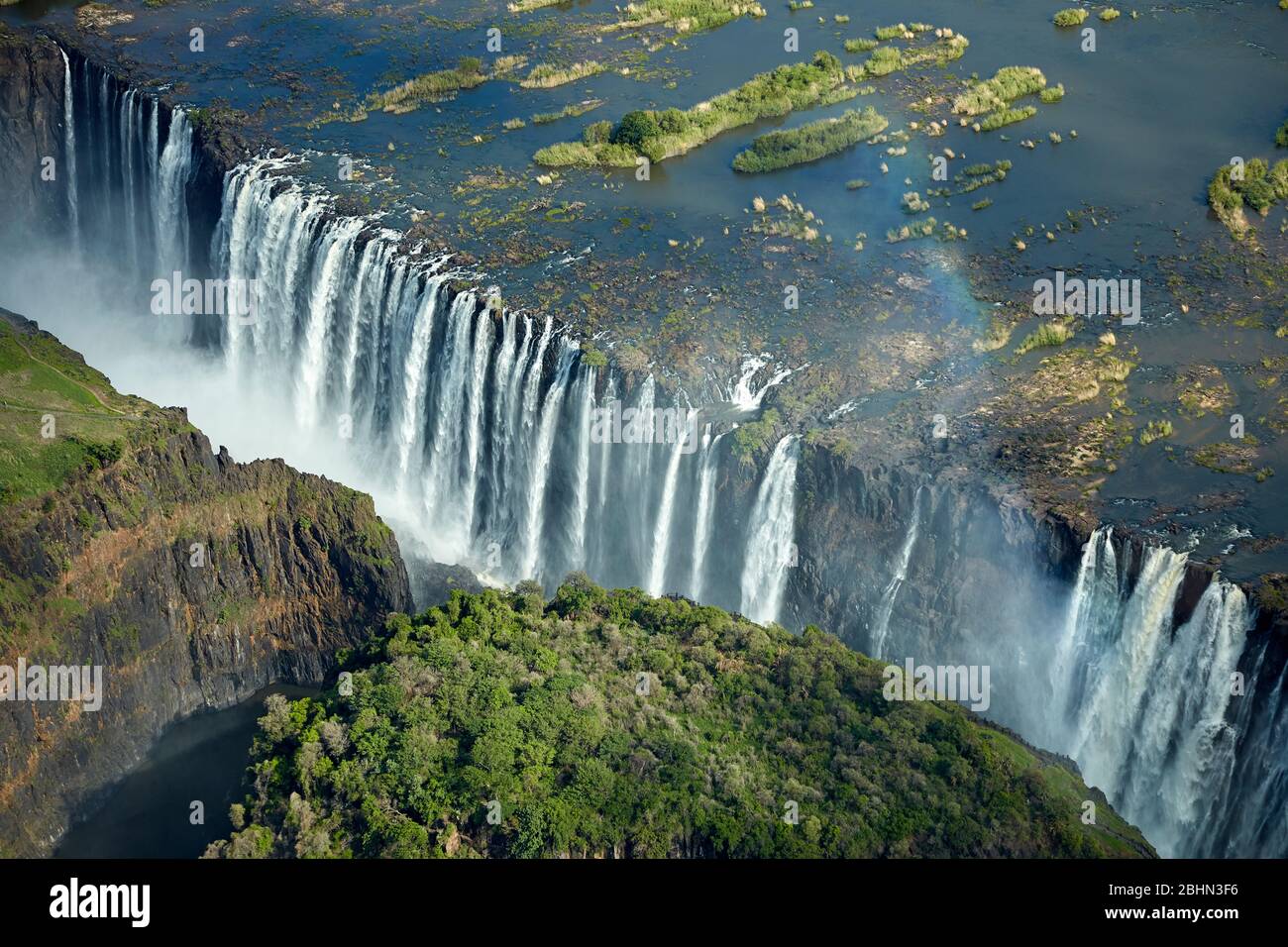 Victoria Falls oder "mosi-oa-Tunya" (der Rauch, der donnert) und Zambezi River, Simbabwe / Zambia Grenze, Südafrika - Luft Stockfoto