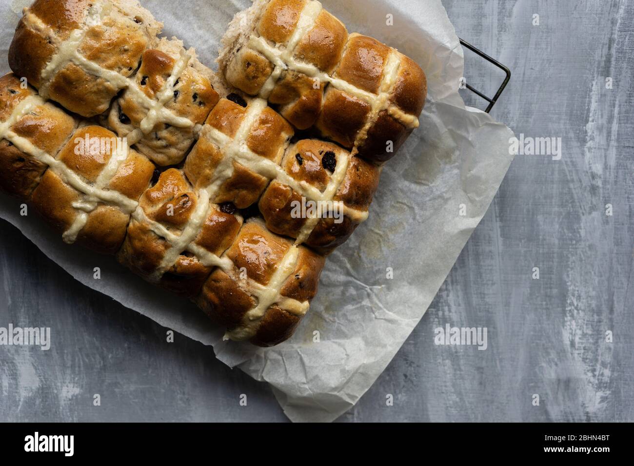 Hausgemachte heiße Brötchen zu Ostern. Stockfoto