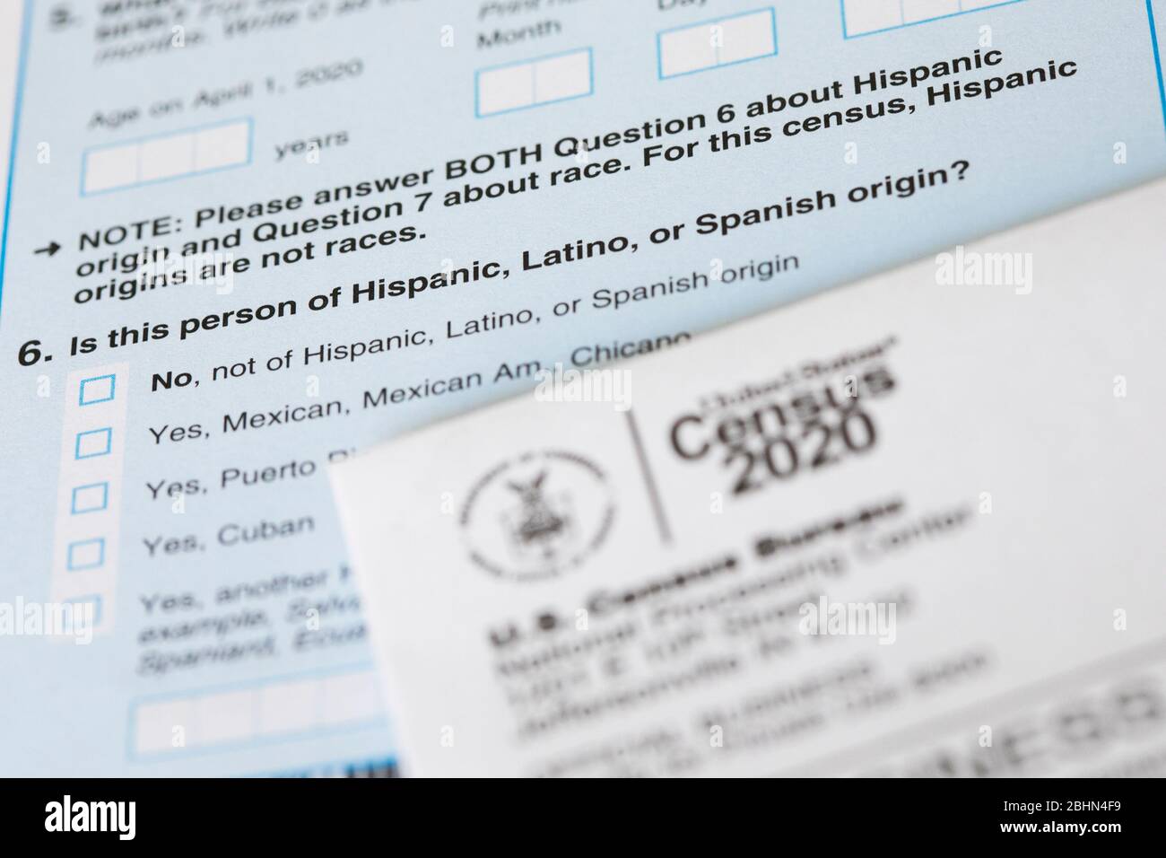 Ein Foto der Fragebogen-Frage des US-Zensus 2020 über hispanische, lateinamerikanische oder spanische Herkunft. Stockfoto