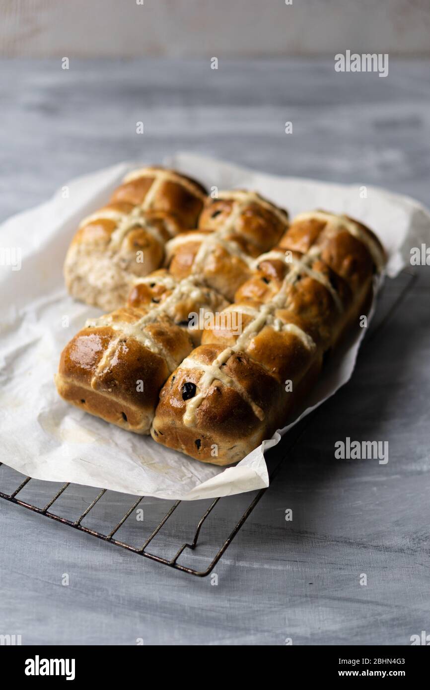 Hausgemachte heiße Brötchen zu Ostern. Stockfoto