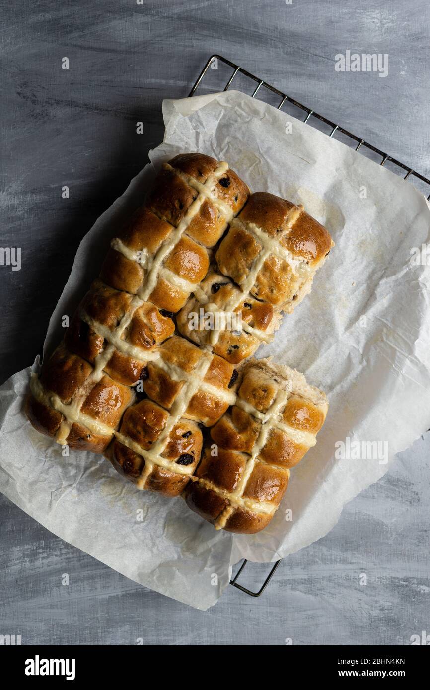 Hausgemachte heiße Brötchen zu Ostern. Stockfoto