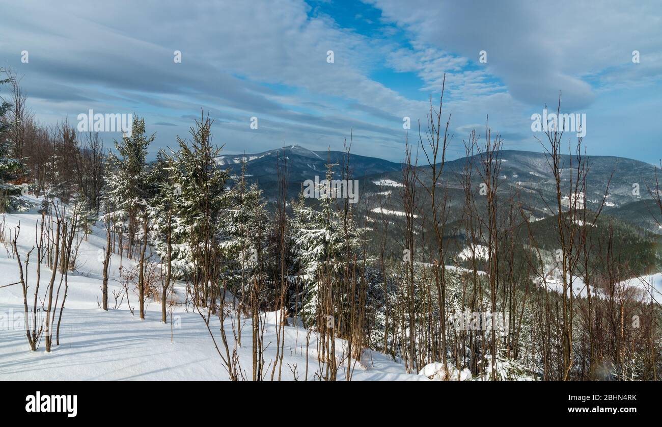 Lysa hora und Travny Hügel von Polomka Hügel im Winter Moravskoslezske Beskiden Gebirge in Tschechien (an der Grenze zur Slowakei) Stockfoto