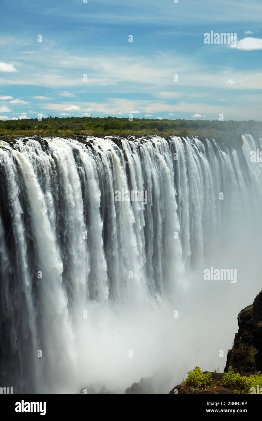Victoria Falls oder "Mosi-Oa-Tunya" (der Rauch, der donnert) und Sambesi, Simbabwe / Sambia Grenze, Südliches Afrika Stockfoto