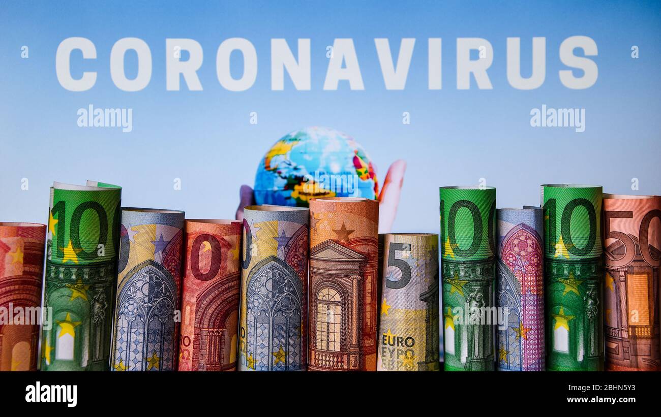 Europa Stockmarket-Chart-Abwärtstrend mit Banknotenhintergrund, Covid19-Virus-Pandemie-Krise, Euro aufgerollt Stockfoto
