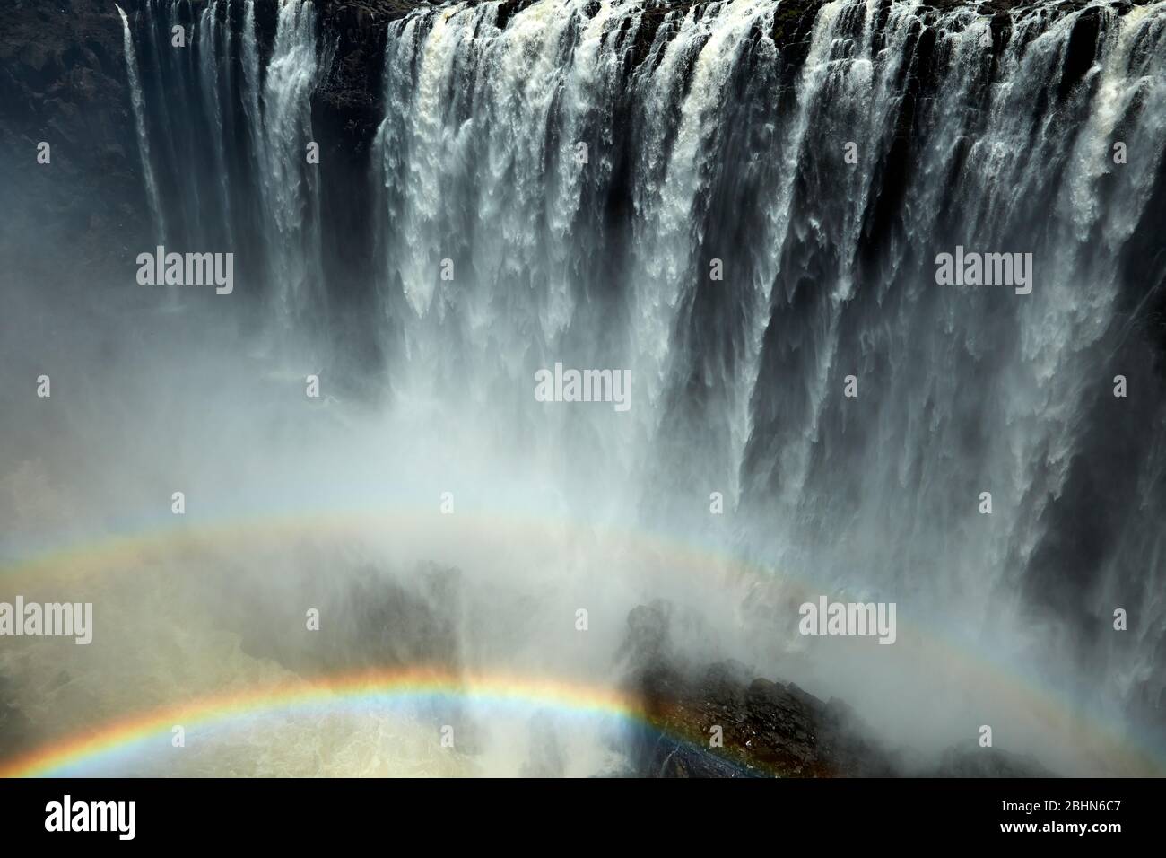 Victoria Falls oder "mosi-oa-Tunya" (der Rauch, der donnert), und Regenbogen, Zambezi River, Simbabwe / Zambia Grenze, Südafrika Stockfoto