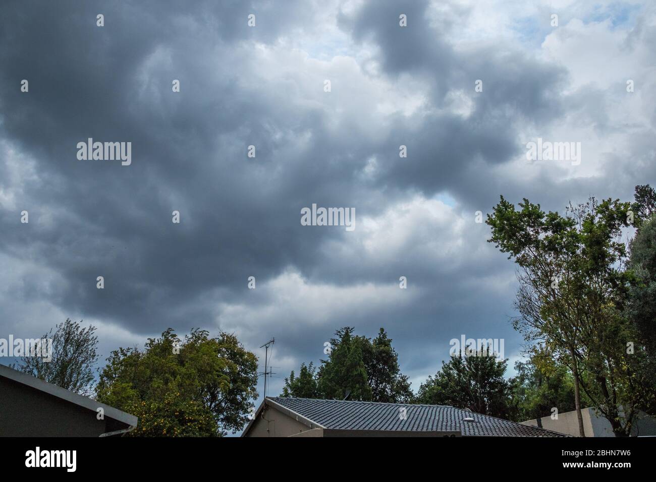 Gewitterwolken sammeln sich über einem Wohnvorort in der Highveld-Region Gauteng in Südafrika Stockfoto