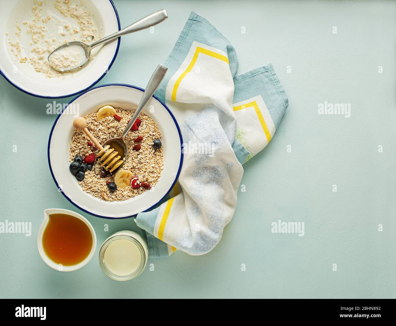 Frühstück mit Haferflocken und Obst. Leckeres gesundes Frühstück. Stockfoto