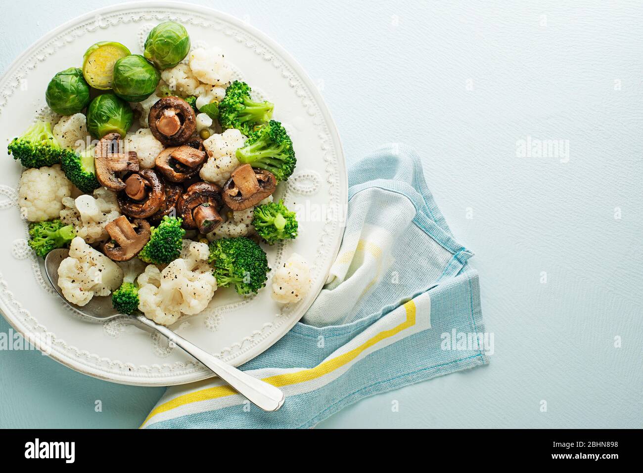Gesundes Essen mit gekochtem und geröstetem Gemüse. Gesunde Gemüsegerichte Mahlzeit. Stockfoto