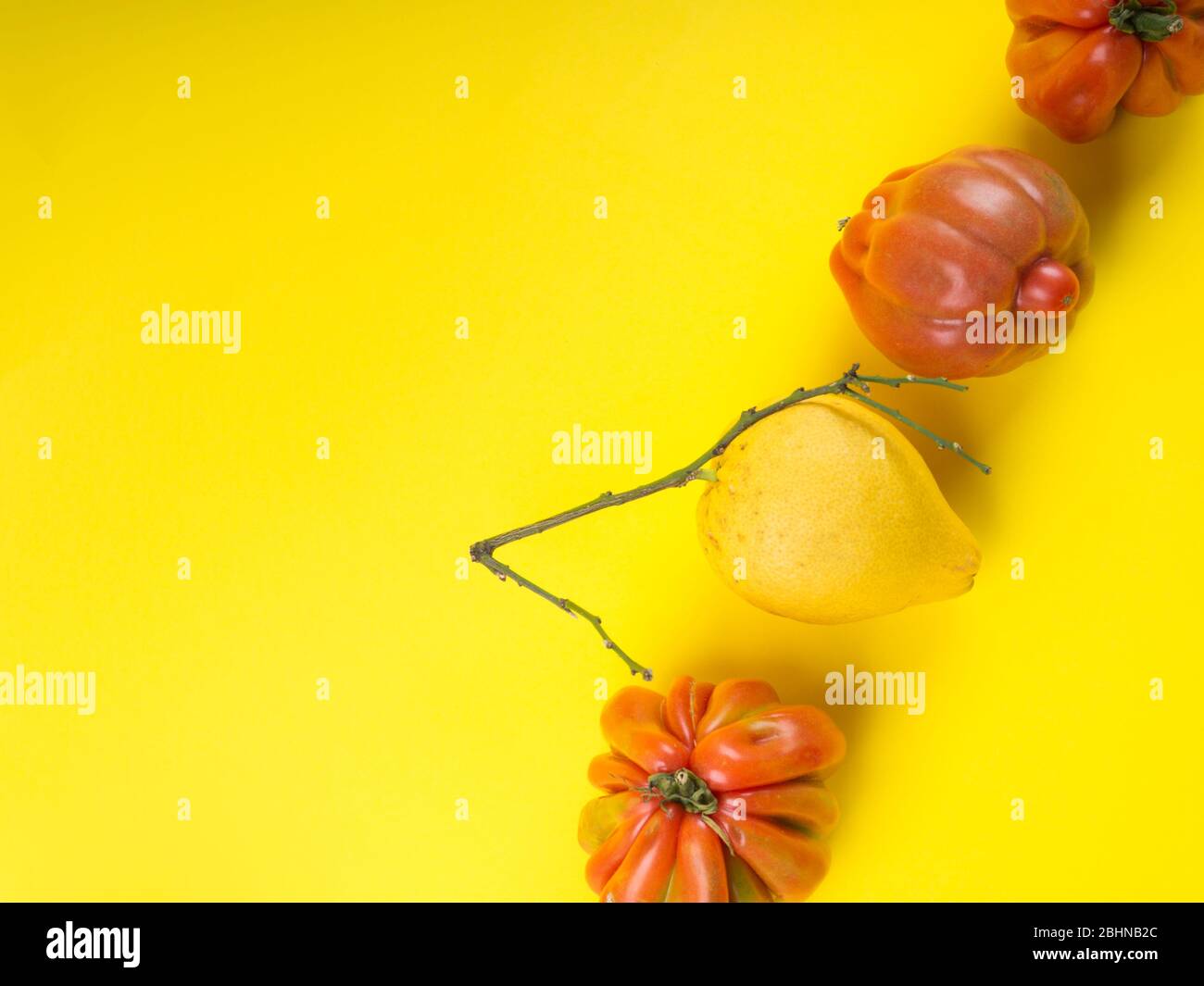 Hässliches Obst und Gemüse auf gelbem Hintergrund Stockfoto