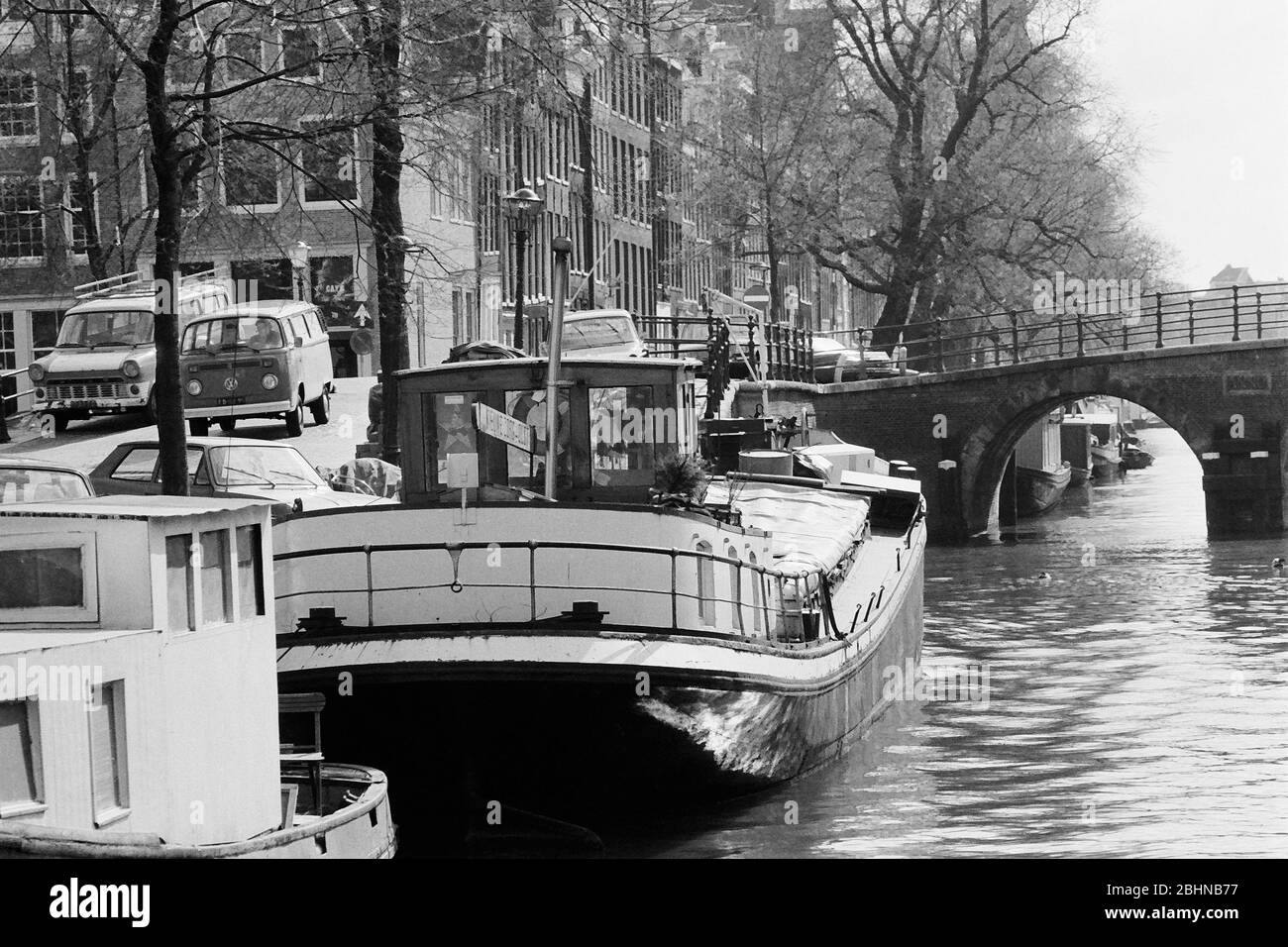 Binnenschiffe auf einem Kanal in Amsterdam in den 1970er Jahren, Niederlande Stockfoto