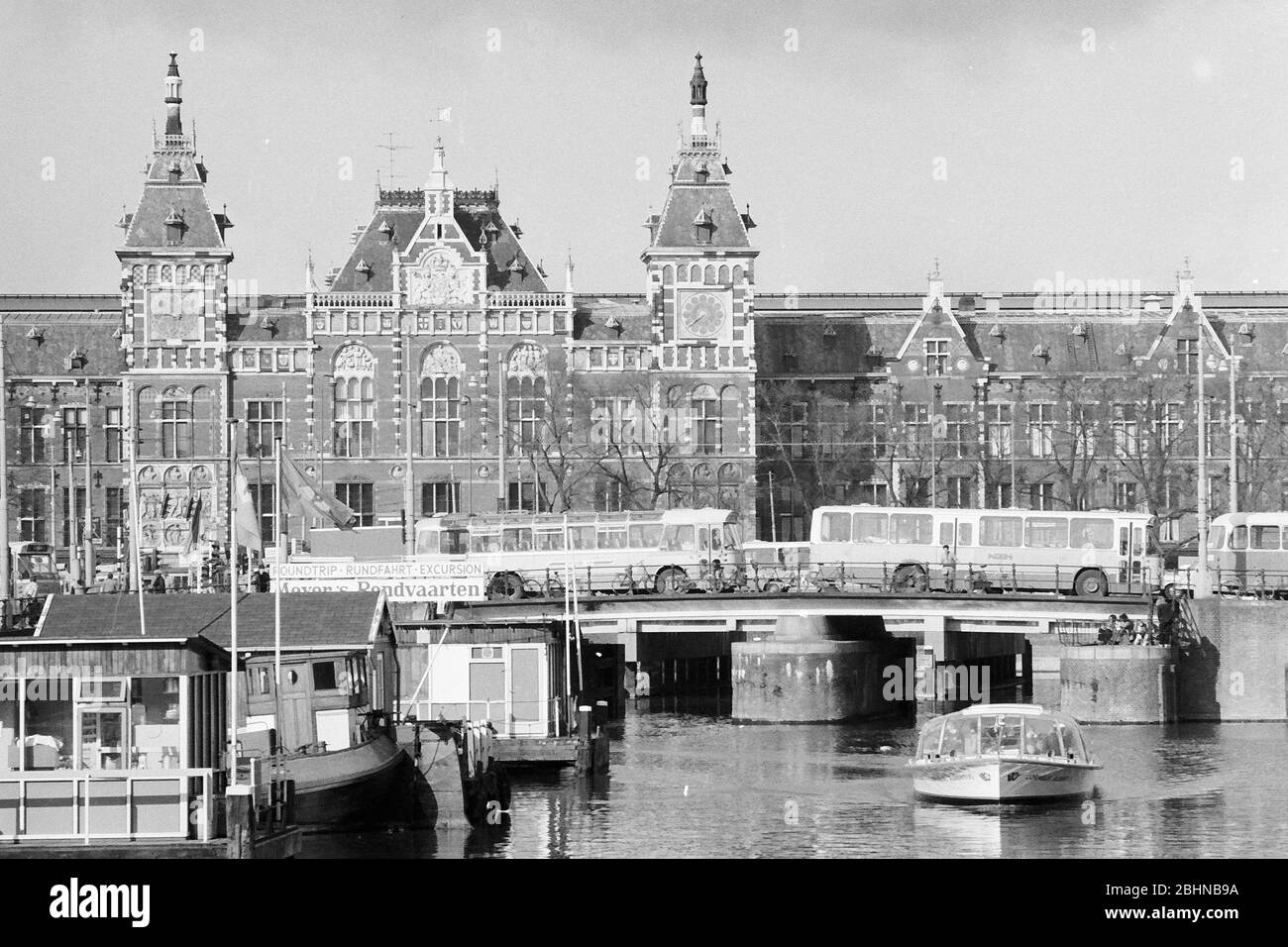 Der Amsterdamer Hauptbahnhof in den 1970er Jahren, Niederlande Stockfoto
