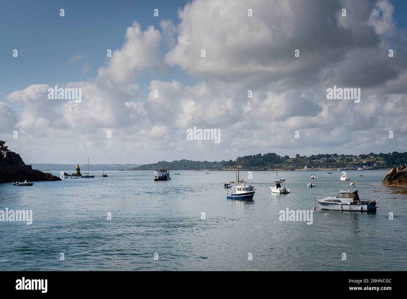 01/08/2019, île de Bréhat, Côte d'Armor, Bretagne, Frankreich-Boote auf dem Meer am Eingang des Hafens von Brehat Island Stockfoto